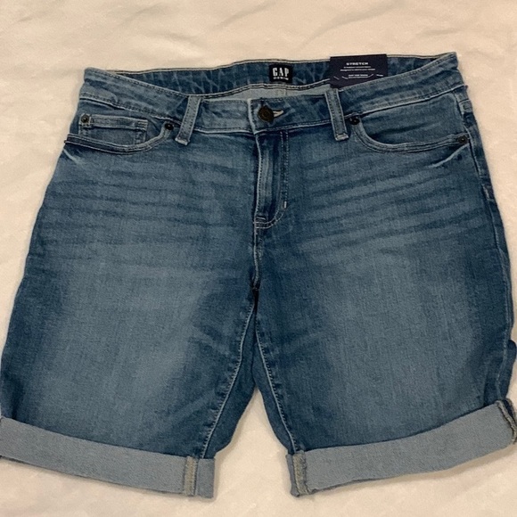 Gap Denim 9” Bermuda Jean Shorts Jorts NWT Cuffed Hem Faded Whiskering Size 28 - Picture 1 of 12
